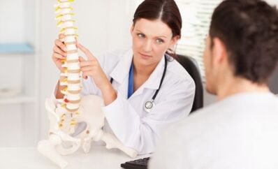 Der Arzt spricht mit dem Patienten über die Stadien der thorakalen Osteochondrose und deren Manifestationen