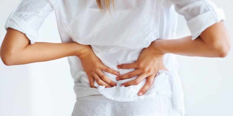 Rückenschmerzen im Lendenbereich einer Frau