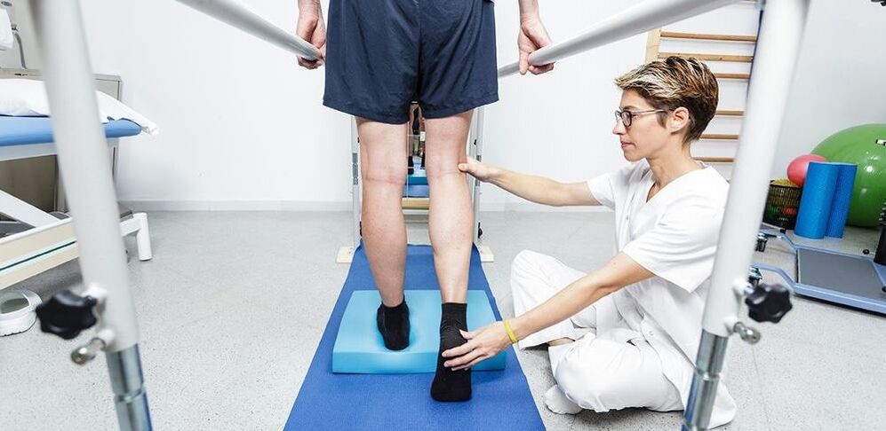 Physiotherapeut, der den Patienten mit Knie-Arthrose unterrichtet